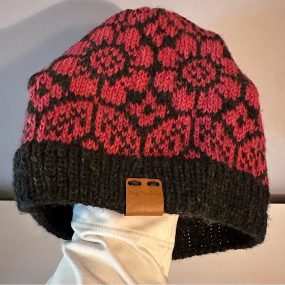 Things From Strings - Hat, Beanie, 100% Merino, Flower Design, NWT - Picture 2 of 5